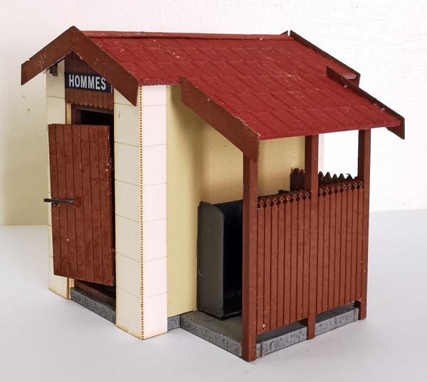 édicule d’aisance PLM - kit Bois Modélisme.<br />Les toilettes à la turque sont de fabrication Ludo Modélisme, et vendues sur le site Bois-Modélisme. Les toilettes pour dames ont été achetées ils y a quelques années en Angleterre. Quelques améliorations ont été faites au kit, et les plaques HOMMES et DAMES sont de fabrication COPIRAIL. Les poignées de porte ont été ajoutées, ainsi que des distributeurs de papier toilettes !