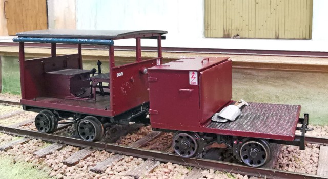 Draisine kit laiton représentant une  Draisine WICKHAM type 17, tirant son lorry (motorisé en modèle réduit). Pierre n’a pas encore réussi à retrouver l’information et recherche encore la couleur des draisines du NORD, mais il a lu quelque part que le NORD en avait eu au moins une. Actuellement elle est en livrée BR - maroon (rouge bordeaux). Les draisines réelles furent construites dans les années 20.