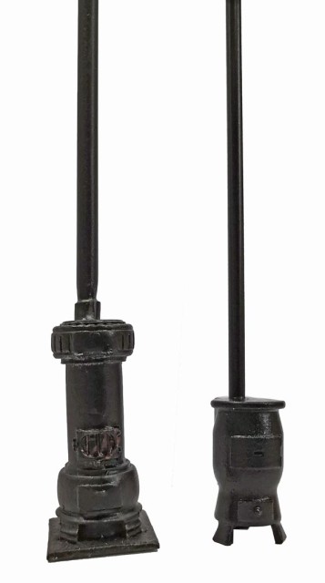 à gauche : on chauffe les postes et les gares. Deux poêles à charbon ou à bois. à gauche celui du regretté MK35, à droite un de FAB432.