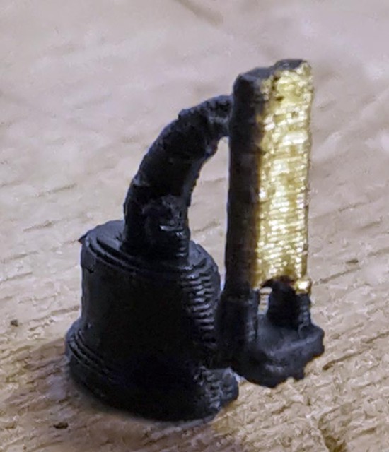 Composteur PLM pour marquer en creux les titres cartons. Encore en service dans les années 80. Fabrication COPIRAL en impression 3D. Il mesure moins d’un cm de haut ! Ci-dessous, posé sur le guichet du même fabricant, avec le casier à billet de même origine.