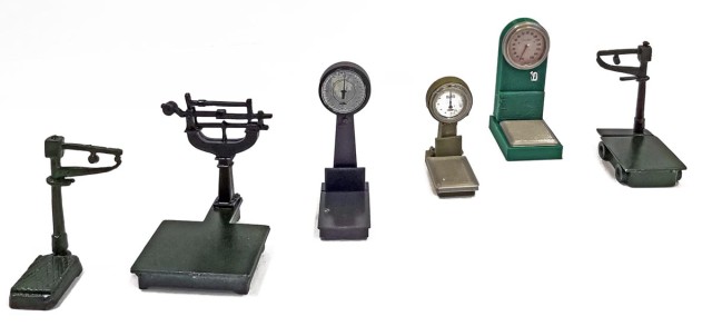ça ne fait pas le poids ! Plusieurs bascules d’origine diverses, <br /><br />à noter pour la 3ème en partant de la gauche : bascule de gare (LUDO Modélisme- en vente chez Bois Modélisme)<br /><br />la 4ème : balance à petits colis (COPIRAIL)<br /><br />la 5ème : pèse-personne de gare (COPIRAIL)