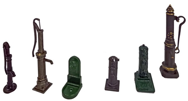 Petit comparatif de pompes à eau, afin de pouvoir puiser de quoi… De gauche à droite (sauf erreur de l’auteur!)<br /><br />- Impression 3D réalisée par un copain de Pierre (Charley pour ne pas le nommer!)<br /><br />- MINIART au 1/35<br /><br />- FAB432<br /><br />- la deuxième en partant de la droite est une NOREV<br /><br />Pour les autres… Pierre n'en a plus le  souvenir !