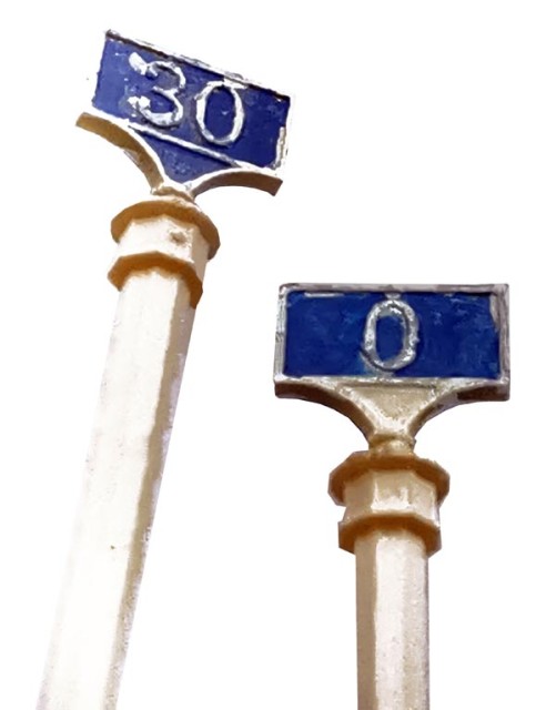 Photo de gauche : la photo est sans merci ! Pierre écrit qu'il va devoir retoucher les PK du PLM. Un PK 0 et un PK 30 en impression 3D faits sur mesure par FAB 432. c’est une plaie à peindre sans avoir l’aide d’un labrador !