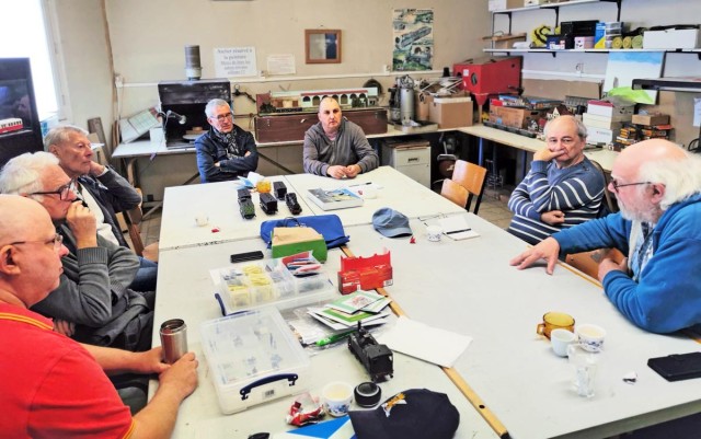 Café bu, le matériel commence à sortir des boîtes, Patrick débute les informations générales... Christian est, bien évidemment, derrière l'appareil...
