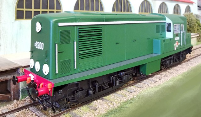 Patrick présente une nouveauté, le Diesel Class 15. Produit par la marque EFE RAIL, derrière laquelle se profile la marque BACHMANN.<br />Il reproduit l'un des modèles du programme pilote de British Rail. 44 de ces diesels de class 15 ont été construits par la Yorkshire Engine Company et la Clayton Equipment Company sur une conception britannique Thompson-Houston.<br />Le modèle réduit est mu par un moteur tripolaire à double volent d'inertie. Les deux bogies sont entrainés par un train d'engrenages. Elle dispose d'une interface pour décodeur DCC Plux22 et elle est équipée d'un système de double haut-parleur, ainsi prête à être pourvue d'un décodeur sonore DCC.<br />La machine est lourde et doit être capable de tracter de longues rames.