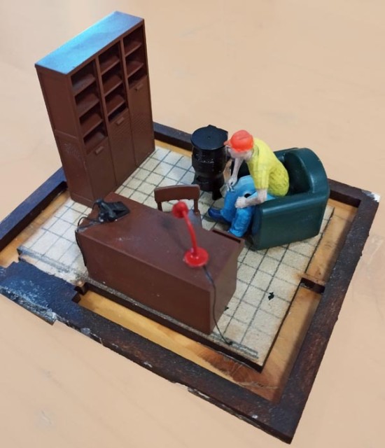 André nous expose la petite maison : kit anglais, marque Intentio, découpe laser avec toiture en tuiles Redutex.<br />L'intérieur est un kit Fab432, disponible chez Model Kit Shop, et très facile à peindre !