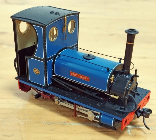 André encore : la petite locomotive est un modèle Bachmann au 1/43, « narrow gauge » (roule sur voie H0 16,5 mm). Son nom : Quarry Hunslet 040 tank réf. 71-026.