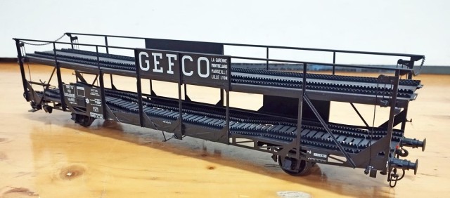 TA52 AMJL<br />Acquisition de Pierre via le forum. Contrairement à ses habitudes, il s’agit de matériel récent (marquage SNCF), mais cette entorse aux bons usages lui permet de recroiser sa collection de voitures automobiles PEUGEOT au 1/43. La création du wagon date de 1952, et la date de révision de 1953 restreint le spectre des véhicules qui peuvent être chargés, et le limite à des 203 berline, coupé, cabriolet, découvrable, familiales et utilitaires. Lors des essais, seul le coupé et le cabriolet ont pu passer sur le pont inférieur. Des essais sont encore à effectuer avec d’autres références 1 mm plus basses.