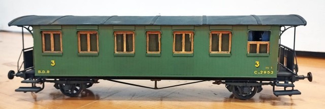 3ème Classe BDR (BDR comme régie départemental des Bouches du Rhône). Modèle en bois avec châssis laiton, construction intégrale. Réalisation Jean FLORIN - acquis par Pierre lors de RAILEXPO. La documentation trouvée laisse à penser que ce matériel a circulé sur Arles-Fontvieille ou sur Tarascon-St Rémy.