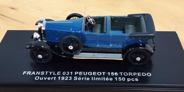 Ci-dessus et ci-dessous : PEUGEOT type 156 de 1923 - Fabrication FRANSTYLE. Les roues à rayons ont particulièrement été appréciées. à noter que le véhicule bordeaux est présenté à l’Aventure PEUGEOT à Sochaux, et est la réplique de la voiture officielle du Président Millerand en 1926 (elle est effectivement exposée capot moteur ouvert). On le sait, Pierre est aussi collectionneur de miniatures PEUGEOT.