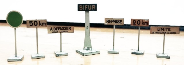 Les quatre photos de signaux et pancartes relèvent de l'archéologie ferroviaire : Pierre présentait un ensemble de signaux (principalement NORD)  de production MARESCOT-FOURNEREAU d’avant-guerre (1939-1945). Ils étaient vendus à l’époque en coffrets complets. Les mâts des sémaphores Lartigue sont  « un peu bas », mais précision et qualité en faisaient un objet haut de gamme à l’époque. à noter la présence d’un indicateur de direction NORD jamais reproduit depuis. Les quatre photos de signaux et pancartes relèvent de l'archéologie ferroviaire : Pierre présentait un ensemble de signaux (principalement NORD)  de production MARESCOT-FOURNEREAU d’avant-guerre (1939-1945). Ils étaient vendus à l’époque en coffrets complets. Les mâts des sémaphores Lartigue sont  « un peu bas », mais précision et qualité en faisaient un objet haut de gamme à l’époque. à noter la présence d’un indicateur de direction NORD jamais reproduit depuis.