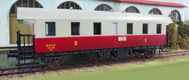 André a apporté cette remorque d'autorail qu'il a trouvée sur eBay, en 2022, réalisée sur base d'une boite à tonnerre Lenz, sans doute par un très bon amateur, car elle n'a pas de défaut.<br />André nous dit qu'il ne l'a pas encore placée derrière son Picasso...  Mais qu'il y aura sans doute une petite différence de teinte ! Comme souvent en réalité en fait.