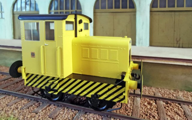 Jean-Philippe nous montre son locotracteur industriel Ruston and Hornsby type 48 DS avec bande Yellow Stripes.<br /><br />Version cabine fermée échelle 1/43.5 fabricant HELJAN<br /><br />Ce modèle est proposé dans différentes versions en cabine ouverte ou fermée.