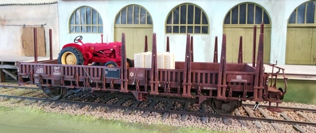 - wagon plat :  marque SCHNELLENKAMP patiné avec des peintures Vallejo et des terres à décor.<br /><br />Patine wagon 70804 rose + 70814 bordeaux + 72609 rust + 72743 marron.<br /><br />Patine plancher 70951 blanc + 72051 noir + 70062 beige.<br /><br />Terres à décor ombre naturelle claire + noire + blanche + oxyde de fer rouge suivant les endroits.<br /><br />Vernis de finition mat de marque VMS.<br /><br />Tracteur Massey Fergusson de marque inconnue avec quelques retouches de peinture puis vernis mat VMS.<br /><br />Caisse en bois maison.