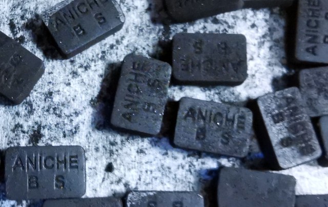 Briquettes ANICHE en impression 3D réalisées par MODEL KIT SHOP, disponibles en ligne (https://modelkit.fr/fr/accueil/715-0-1435-briquette-charbon-aniche.html), avec un dessin de FAB432. Elles sont conditionnées par 20, et Pierre les a peintes en noir, avant de les tremper dans un sac congélation où il avait conservé la poussière d’anthracite remise par CHRESO à la demande lors de QUAI ZERO à Châtellerault !