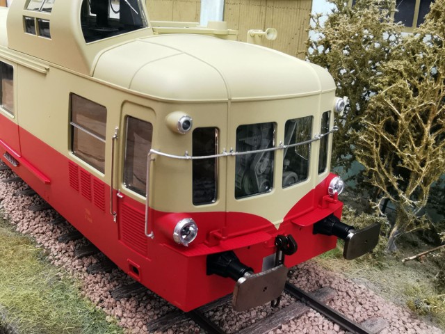 Les X 3832 (Gris perle et rouge rubis de Lyon-Vaise) et X 3868 (rouge et crème de Douai) sont les plus anciens et présentent les petits fanaux rouges aux angles supérieurs des extrémité et une rambarde frontale coté moteur, ainsi que des supports de lanternes mâles et les chiffres de 3ème classe dans le cercle. Les trompes de l'arrière sont distantes du kiosque.