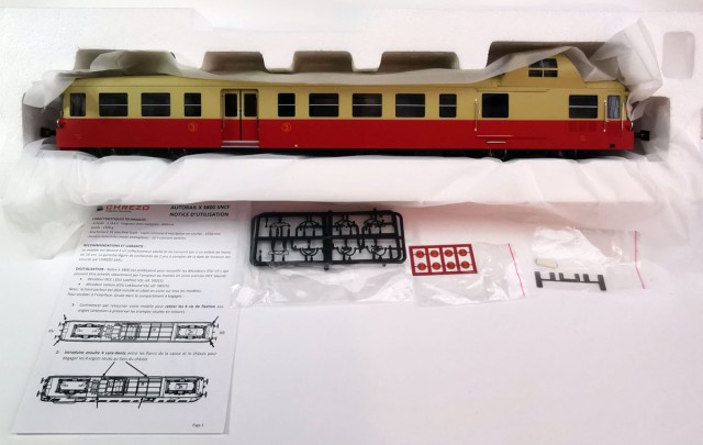 Tous les modèles, accompagnés des pièces correspondantes à la référence, sont soigneusement emballés. L'autorail mesure 50 cm et pèse 1450 g. Le haut parleur et monté d'office dans les versions analogique et digitale et pour ceux qui ont choisi cette dernière, le décodeur est monté en usine. Les revues spécialisées ont produit des articles de présentation, voire de test, auxquels il est bon de se référer pour disposer de vues de l'intérieur par exemple.