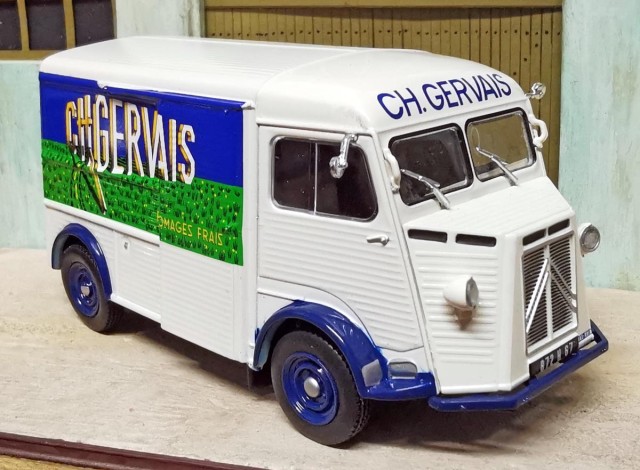 Ludovic présente ses acquisitions « bonnes affaires ». Citroën H + Citroën DS : achetés en lot à 9,90 € chez le buraliste. De la marque Hachette, le Citroën H devrait être chargé sur un wagon porte auto. La DS sera équipée de vélos sur le toit et utilisée comme véhicule de course cycliste.