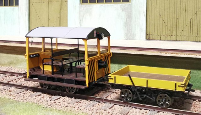 Wickham trolley<br /><br />Ce matériel fut construit par Wickham of Ware. Il sortit d'usine en 1948 pour les chemins de fer nigérians d'Appa. En 1949, British Rail (région Ouest) reçoit ses premiers trolleybus Type 27A équipés de modestes moteurs Ford de 10 ch.<br />Il circula sur l'ensemble du réseau jusqu'au milieu des années 1990. Toutes les draisines de ce type achetées par le privé réintègrent le réseau BR.
