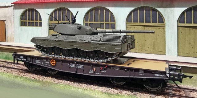 Le char qui est placé sur le wagon est un modèle SOLIDO, trouvé pour quelques € sur une brocante, modèle Léopard 1, utilisé par l'armée belge, depuis 1968.<br />Il doit être traité au 1/50, mais, dit André, ça m'arrange, il se cale mieux sur le wagon !