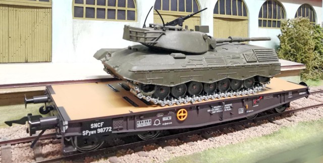 André a sorti de son sac ce wagon pour charges lourdes SNCF, date de révision 1962, de chez CHREZO, série spéciale de LENZ, acheté à la récente expo de Bourges.<br />https://www.chrezo.com/product-page/wagon-pour-charges-lourdes-sncf-spywv-98772