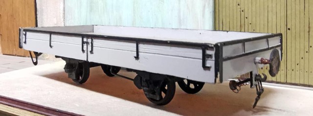 Ce petit wagon gris est en 0 métrique, d'origine inconnue (Mougel ?? locodiffusion ?? Gécomodel ??) trouvé sur une annonce du forum, et destiné à évoquer un wagon vicinal belge (SNCV) sur son nouveau réseau...