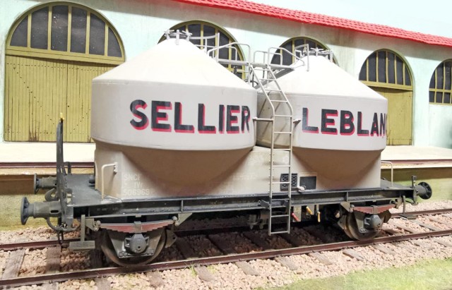 Citerne à pulvérulents. Modèle laiton livré monté de marque Train Modele.<br />Patine avec terres à décor et peintures Valejo. Finition avec vernis mat VMS.