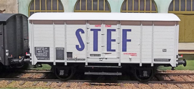 Michel a présenté des constructions de kits qu'il a montés et décorés. Voici la version STEF du couvert OCEM vendu par le Cercle à ses membres.