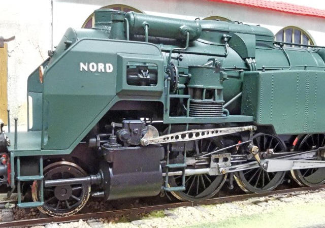 Une bielle de distribution Cossart était cassée et l’abri de conduite était enfoncé du côté gauche. Il m’a donc fallu refaire quelques bielles (j’en ai retrouvé une recollée à l’Araldite) et transformer la loco en version Nord.