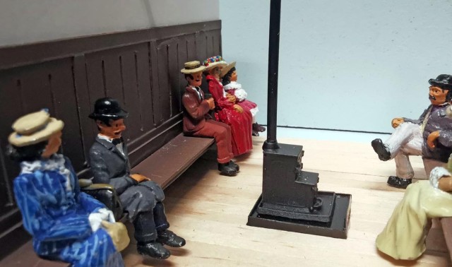 Les bagages sont issus de divers artisans britanniques, tels que Skytrex, et d’autres dont je ne connais plus l’origine !<br />Il en est de même pour les figurines, issues des gammes Preiser, PLM Castaways, Phenix, Omen, ainsi que d’autres artisans ! (difficile de se souvenir d’achats remontant à plus de 30 ans !).<br />En fait, j’ai puisé dans les stocks accumulés au fil des ans, peints lors d’ateliers en expo (ou chez moi !), chinés à diverses occasions, et qui permettent un panachage assez important.