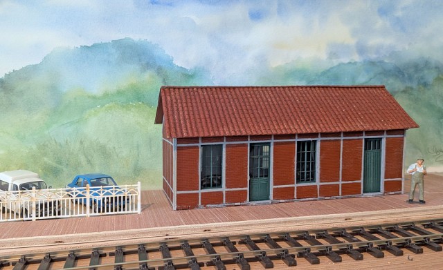 Gare de Marchienne Zone (déjà présentée en pièces détachées), assemblée et peinte. Il reste quelques détails à poser et l'intérieur à fignoler