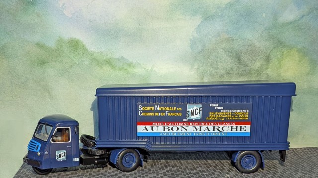 Un tracteur Far à trois roues, SNCF, avec sa remorque !  Trouvé sur eBay à pas cher, de la collection Altaya, semi-remorque d'exception n° 14