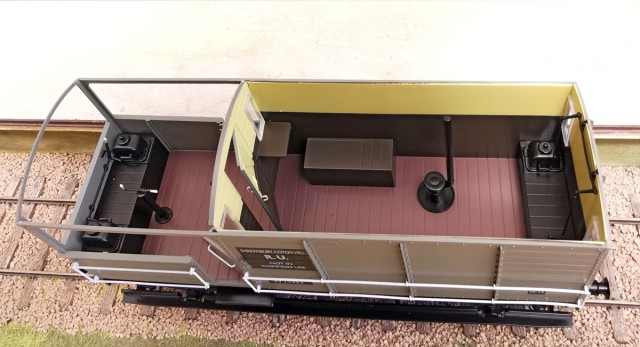 Un aménagement intérieur est présent, et il est possible, chez divers fabricants, de se procurer un personnage « chef de train » et des accessoires qui le complètent. Heureux modélistes britanniques !