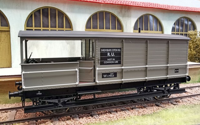 apporté par Patrick, ce wagon est de fabrication Dapol. C'est un fourgon frein typique anglais. Il est tout neuf et méritera une patine subtile.