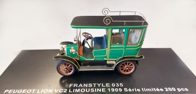 Pierre est amateur de Peugeot au 1/43, il partage aujourd’hui sa dernière acquisition. Il s’agit d’une LION VC2 de 1909, reproduite par Franstyle à 200 exemplaires seulement. Elle est la réplique de celle exposée au Musée de l’Aventure Peugeot à Sochaux. Cette limousine Luxe VC2 est à son époque le parfait exemple des « voitures de maître » !<br /><br />Comme à chaque fois avec Franstyle, les amateurs sont en attente de sa déclinaison en double phaéton de couleur bleue.  Ah, ces collectionneurs !