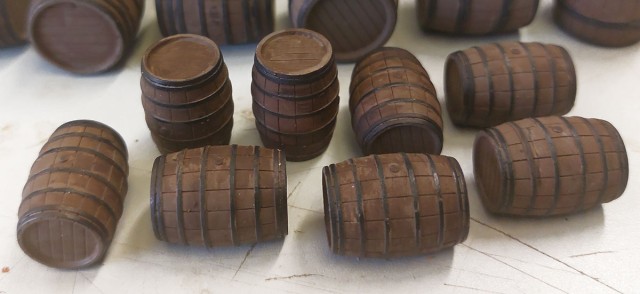 Les tonneaux sont soit des demi-muids (aussi appelé feuillette) et des quarts de muids (aussi connus sous le nom de quarteaux). Chez MIDI 3D, les demi-muids sont à 450 litres, et les quarts de muids à 225 l, mais cela a évolué au cours des siècles. Les quarteaux ne sont disponibles que dans une seule fabrication, il existe trois type de feuillettes, en fonction des cerclages des barriques, avec un, deux ou trois cerclages conjoints (le type en 2 cerclage n’est pas présenté car non dispo sur le stand lors des emplettes !