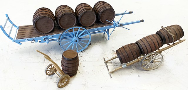 Acquis lors des rencontres des Amis du Zéro début mai à Nîmes, Pierre a finalement monté et peint certaines pièces Midi 3D. Thierry - son animateur et créateur - reproduit de quoi donner vie autour des wagons-foudres. Il propose quelques charrettes et diables pour transporter des tonneaux (qu’il propose également). Pour transporter les demi-muids, Thierry offre une charrette hippomobile, où l’on peut mettre 4 à 5 fûts. Pierre s’est contenté de 4 pour des questions d’équilibre. Aussi un diable pour manipuler un quart-de-muid, et une charrette à bras pour faire évoluer de 1 à 3 de ces tonneaux ! Dans tous les cas le montage reste simple et ne demande qu’un peu de patience lors du dégrappage des pièces en résine  !<br />Noter qu’ il existe dans la gamme de Midi 3D un ouvrier adapté à la manutention du diable.