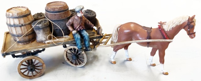 Pierre adore les tractions hippomobiles ! La charrette, son conducteur, et le cheval viennent de chez Phoenix. Cet ensemble a été déniché sur la toile, monté et peint. Pierre n’a pu identifier la provenance des éléments du chargement. Il serait tenté de penser que les sacs à charbon sont des Dupliform... Malgré une conception plus que trentenaire et une réalisation en métal blanc, l’ensemble reste particulièrement cohérent et d’actualité.