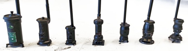Sept poêles pour chauffer les guérites, de fabrications différentes. Citons, de gauche à droite : Copirail, ABE, Petite Properties LTD, MK35, FAB432 et deux modèles anglais dont Pierre n’a pas retrouvé le nom ! Résine, impression 3D, métal blanc… tout y est !