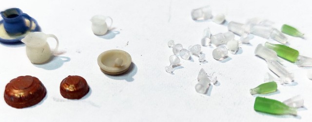 Au 1/42,5, 1/45, au 1/48 e parfois au 1/35 des verres, bouteilles, cruches, mortier, coupelles...