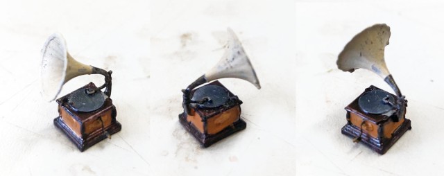 Et un gramophone pour terminer en musique : chez Petite Properties LTD, un tirage en impression 3D pour une ou deux livres sterling est disponible. Plus précis que la version en métal blanc acquise naguère, mais assez fragile vues les épaisseurs et le cassant de la résine utilisée. Un réassort a été possible. Reste à retrouver les vieux 78 tours pour le remettre en marche !