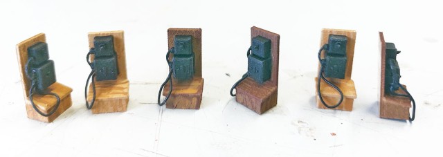 Une belle collection d'appareils téléphoniques sur supports bois de Copirail. Pierre a tenté de représenter des essences différentes avec plus ou moins de succès.