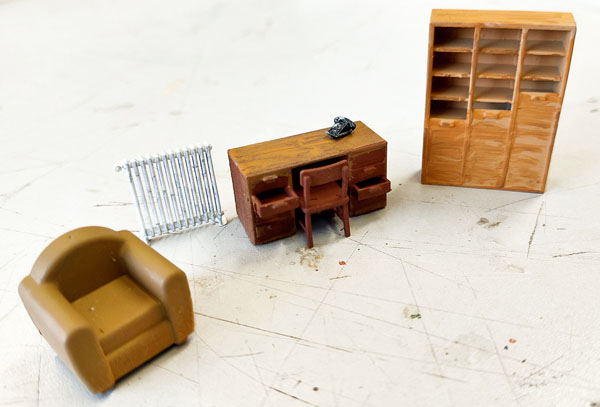 Photos de gauche : chez FAB432, Fabrice a créé des éléments pour aménager un bureau; pour les commercialiser, Model Kits les a regroupés dans une petite boite proposant un bureau et sa chaise, son téléphone et une lampe de bureau, un fauteuil, un radiateur, et un classeur vertical. pierre a fait des essais (corrects) pour le classeur, et (moins) pour le bureau afin de casser l’uniformité de la peinture et donner un rendu plus proche de la réalité. Ces éléments (du moins une partie d’entre eux) devraient rejoindre l’écorché du BV PLM de 3ème classe, dont le bureau du chef de gare fait un peu vide ! (présenté à la réunion précédente !)