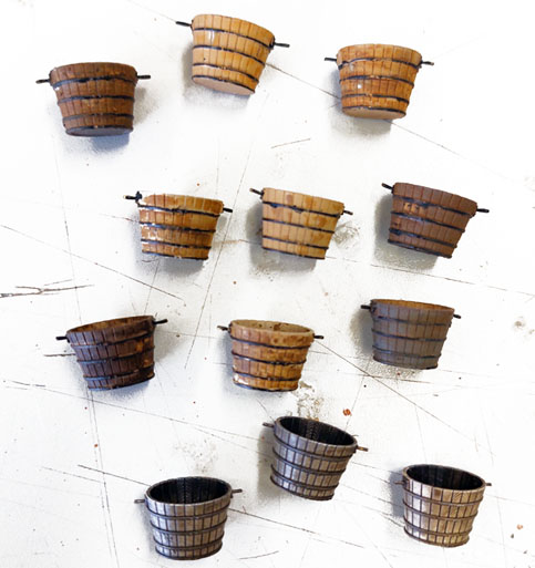 à droite, des comportes. Avant de vinifier, il faut vendanger ! Midi 3D a créé des comportes pour y mettre le raisin frais cueilli. Pierre a fait des essais de mise en peinture avec des nuances différentes selon les essences de bois utilisées pour leur construction.