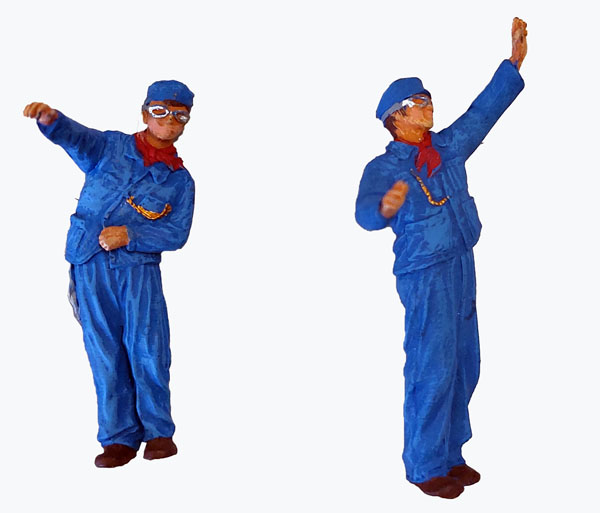à gauche, deux mécaniciens. Qui a créé le proto ? Qui en a fait les tirage ? Il pourrait s’agir selon Pierre de prototypes faits pour un groupe réduit de figurines bien d’chez nous... Vue la matière, cela fait penser à du Omen ou équivalent. Il y a quelques mois, il y avait plusieurs lots sur le fameux site d’enchère, soit peintes (c’est le cas ici) soit bruts…