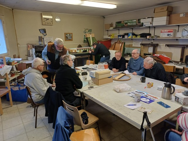 Impossible de faire une photo de groupe avec tout le monde ! Ils bougent tout le temps. certains sont arrivés un peu à la bourre, d'autres ont dû partir prématurément - j'aurai dû profiter du café pour cela, mais je savourais le miens !