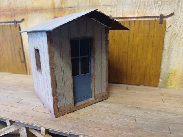Lors de l'exposition de Féchain il y a quelques semaines, André s'est vu offirir par le créateur (en cours !) du la maison de garde-Barrières du NORD son proto de guérite en bois que CBAK a réalisé pour Pierre