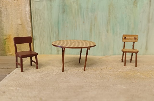 à gauche une chaise en impression 3D conçue par FAB432 et produite par MODELKIT - André regrette que les chaises ne soient disponibles que dans le set aménagement de bureau !<br />la table et la chaise de droite sont une production BOIS MODELISME