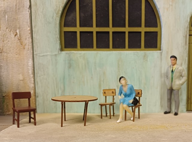André a trouvé sur la toile pour pas cher un lot de personnages chinois, assis et un autre de personnages debout. <br />la finition et la précision des modèles assis laissent à désirer. ceux debout ressemblent plus à du PREISER et son moins mal peints.