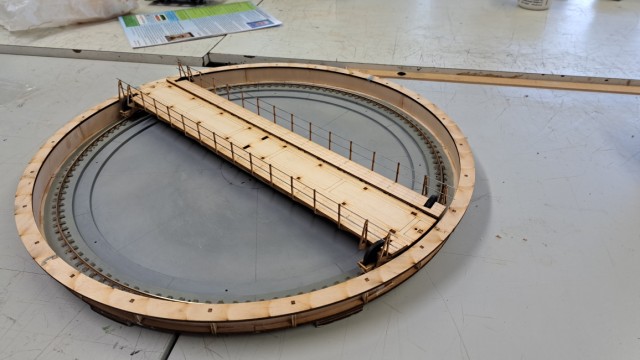 Jean-Pierre a acquis depuis peu un pont tournant marque KITWOOD HILL MODELS, réf KHT765<br />La longueur du pont est de 455 mm - il s'agit d'un pont de 65' (soit environ 20m)<br />C'est une construction bois et découpe laser.<br />Jean-Pierre estime la fabrication bien étudiée et le montage facile.